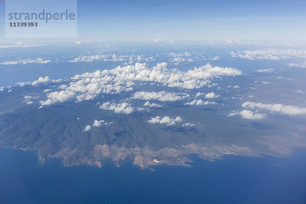 Luftaufnahme der Insel Flores von einem kommerziellen Flug aus  Flores Meer  Indonesien  Südostasien  Asien