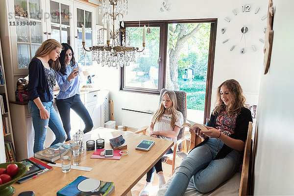 Teenager-Mädchen verbringen ihre Freizeit zu Hause