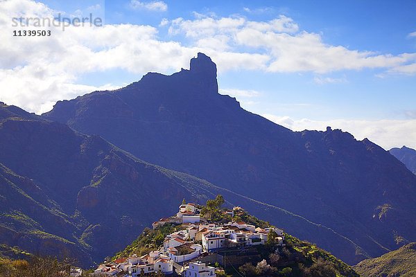 Tejeda mit Roque Nublo im Hintergrund  Gran Canaria  Kanarische Inseln  Spanien  Atlantischer Ozean  Europa