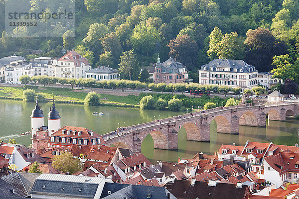 Altstadt mit Karl-Theodor-Brücke (Alte Brücke) und Tor  Neckar  Heidelberg  Baden-Württemberg  Deutschland  Europa