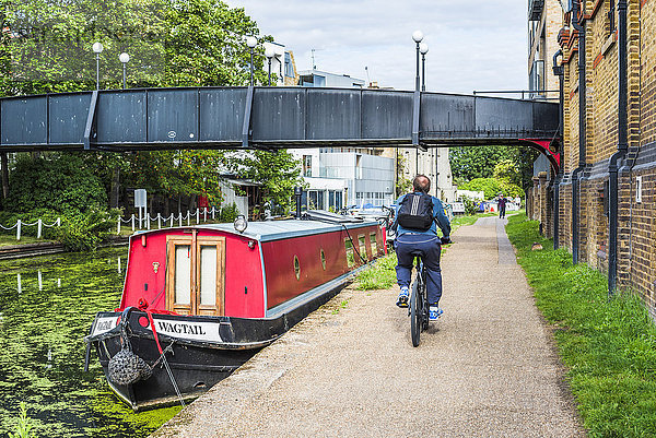 Radfahren am Kanal in Ladbroke Grove im Royal Borough of Kensington and Chelsea  London  England  Vereinigtes Königreich  Europa