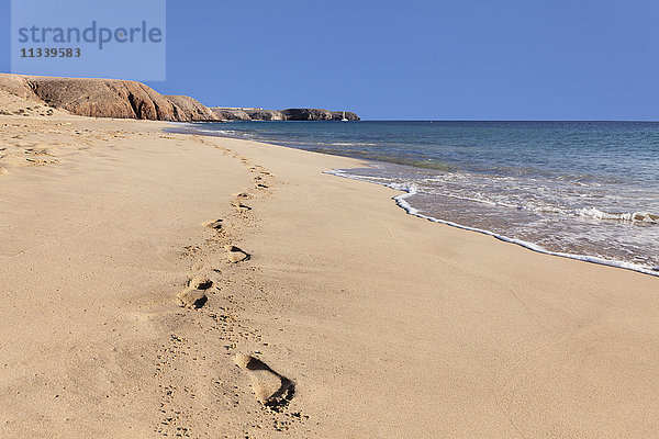 Fußabdrücke im Sand  Strand Playa Papagayo  nahe Playa Blanca  Lanzarote  Kanarische Inseln  Spanien  Atlantik  Europa