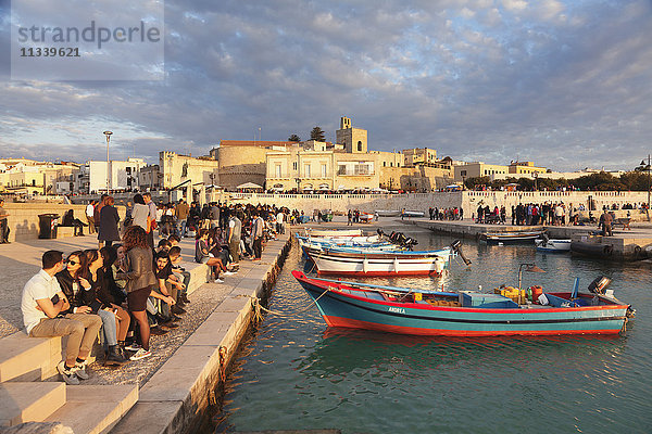 Bar im Hafen von Otranto  Provinz Lecce  Salentinische Halbinsel  Apulien  Italien  Mittelmeer  Europa