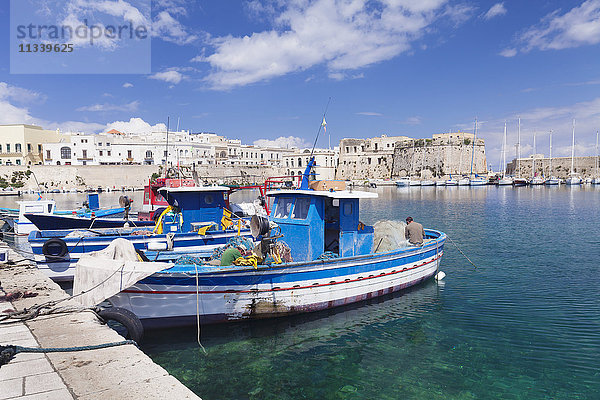 Fischerboote im Hafen  Altstadt mit Burg  Gallipoli  Provinz Lecce  Salentinische Halbinsel  Apulien  Italien  Mittelmeer  Europa