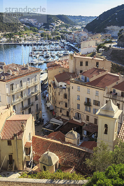 Erhöhte Ansicht des Jachthafens  Bonifacio  Korsika  Frankreich  Mittelmeer  Europa