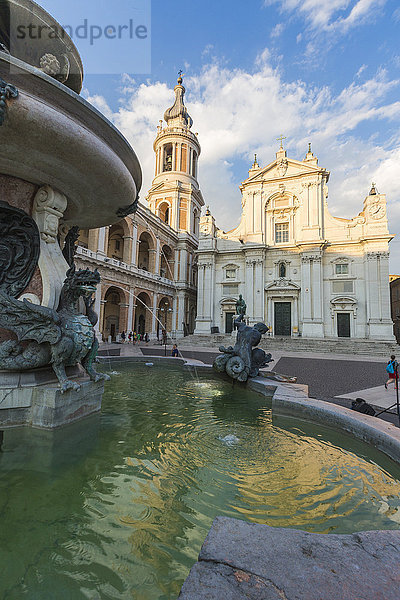 Blick auf die Basilika des Heiligen Hauses und den mit Statuen geschmückten Brunnen  Loreto  Provinz Ancona  Marken  Italien  Europa
