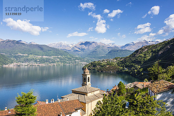 Blick auf den Glockenturm und das Dorf Dorio  Comer See  Provinz Lecco  Italienische Seen  Lombardei  Italien  Europa