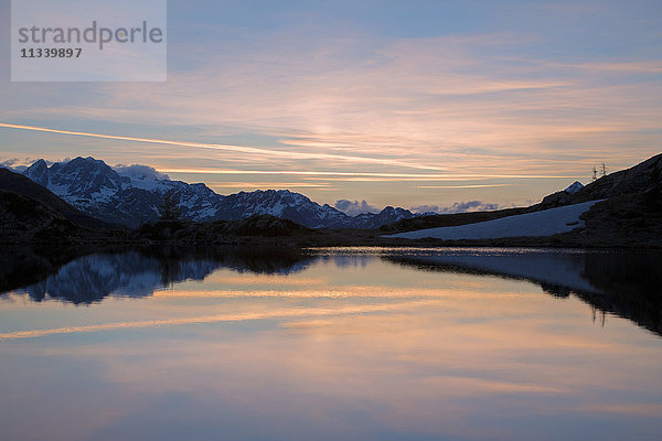 Schneegipfel spiegeln sich im Zana-See bei Sonnenaufgang  Malenco-Tal  Valtellina  Provinz Sondrio  Lombardei  Italien  Europa