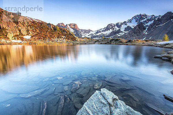 Schneegipfel spiegeln sich im Zana-See bei Sonnenaufgang  Malenco-Tal  Valtellina  Provinz Sondrio  Lombardei  Italien  Europa