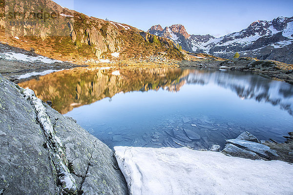 Schneegipfel spiegeln sich im Zana-See bei Sonnenaufgang  Malenco-Tal  Valtellina  Provinz Sondrio  Lombardei  Italien  Europa