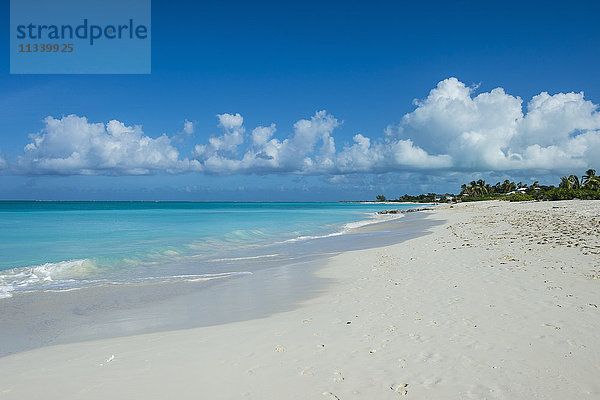 Weltberühmter weißer Sand am Strand von Grace Bay  Providenciales  Turks- und Caicosinseln  Karibik  Mittelamerika