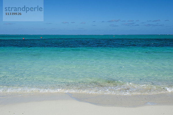 Weißer Sand und türkisfarbenes Wasser am weltberühmten Strand von Grace Bay  Providenciales  Turks- und Caicosinseln  Karibik  Mittelamerika