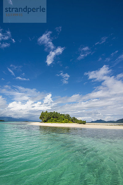 Türkisfarbenes Wasser und weißer Sandstrand  White Island  Buka  Bougainville  Papua-Neuguinea  Pazifik