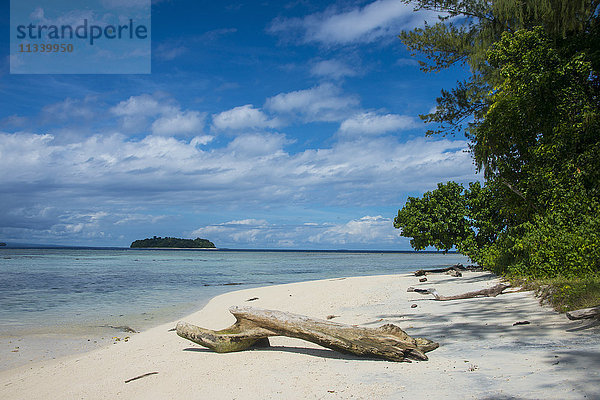 Türkisfarbenes Wasser und ein weißer Strand auf der Weihnachtsinsel  Buka  Bougainville  Papua-Neuguinea  Pazifik