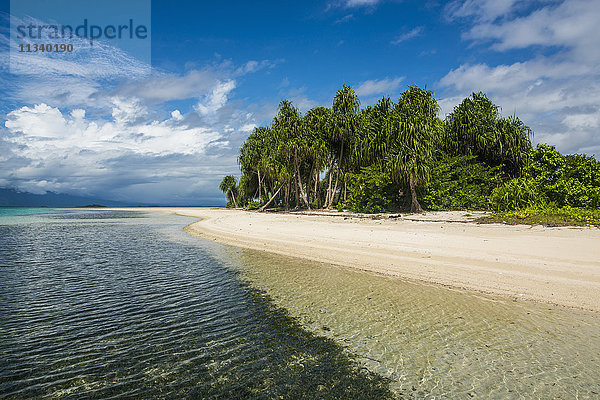 Türkisfarbenes Wasser und weißer Sandstrand  White Island  Buka  Bougainville  Papua-Neuguinea  Pazifik