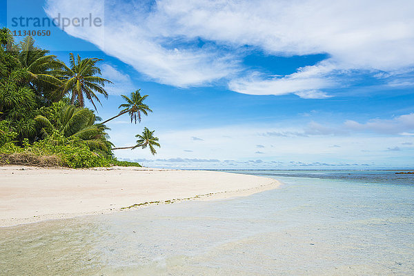 Weißer Sandstrand und türkisfarbenes Wasser  Meeresnationalpark  Tuvalu  Südpazifik