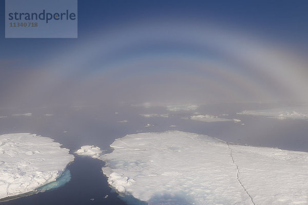 Weißer Regenbogen über dem Eis  Arktisches Meer  Arktis  Norwegen  Skandinavien  Europa