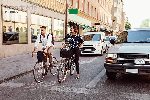Geschäftsleute mit dem Fahrrad auf der Stadtstraße