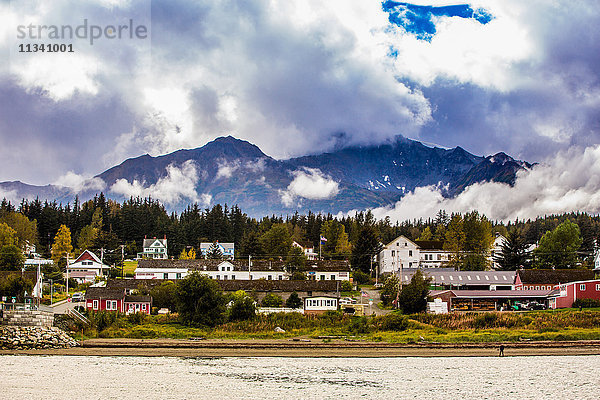 Blick auf den Hafen in Haines  Alaska  Vereinigte Staaten von Amerika  Nordamerika