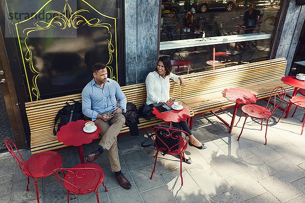 Großer Blickwinkel auf Geschäftskollegen im Straßencafé