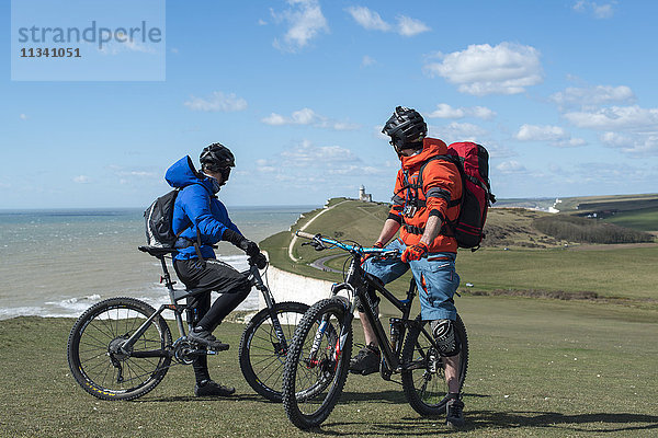 Mountainbiking entlang des Kreidefelsen-Küstenpfads auf dem South Downs Way in der Nähe von Beachy Head  South Downs National Park  East Sussex  England  Vereinigtes Königreich  Europa