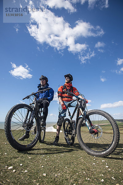 Mountainbiking entlang des Kreidefelsen-Küstenpfads auf dem South Downs Way in der Nähe von Beachy Head  South Downs National Park  East Sussex  England  Vereinigtes Königreich  Europa