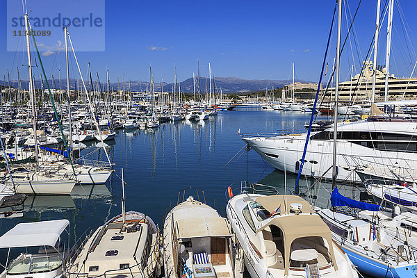 Vieux Port  mit vielen Yachten  Blick auf Fort Carre  von der Bastion St-Jaume  Antibes  Französische Riviera  Cote d'Azur  Provence  Frankreich  Europa