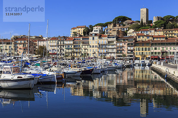 Spiegelungen von Booten und Le Suquet  Alter Hafen  Cannes  Côte d'Azur  Alpes Maritimes  Provence  Frankreich  Mittelmeer  Europa