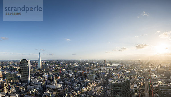 Blick auf London mit der Fenchurch Street 20 (The Walkie Talkie) und dem Shard als markanteste Punkte vom Dach des Tower 42 in der City of London  London  England  Vereinigtes Königreich  Europa