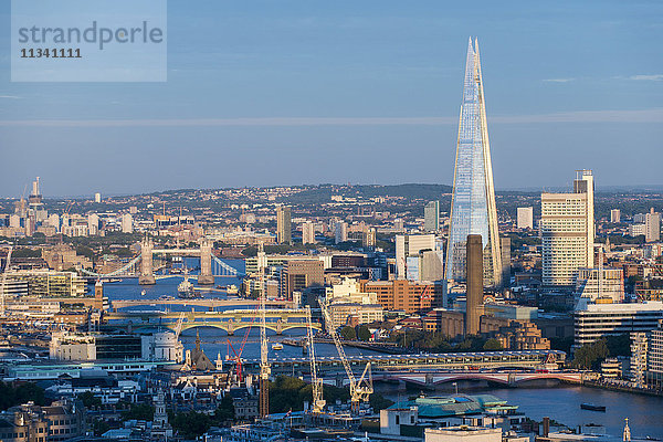 Blick auf London und die Themse von der Spitze des Centre Point Tower mit The Shard  Tate Modern und Tower Bridge  London  England  Vereinigtes Königreich  Europa