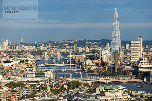 Blick auf London und die Themse von der Spitze des Centre Point Tower mit The Shard  Tate Modern und Tower Bridge  London  England  Vereinigtes Königreich  Europa