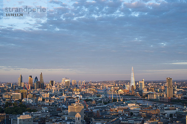 Blick auf London und die Themse von der Spitze des Centre Point Tower mit The Shard  Tate Modern und Tower Bridge  London  England  Vereinigtes Königreich  Europa