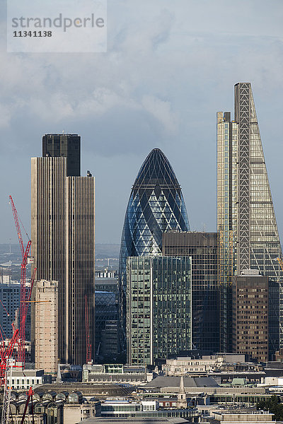 Blick auf die City of London mit Tower 42  Swiss Re (The Gerkin) und Leadenhall Building (The Cheesegrater) von der Spitze des Centre Point Tower in London  England  Vereinigtes Königreich  Europa