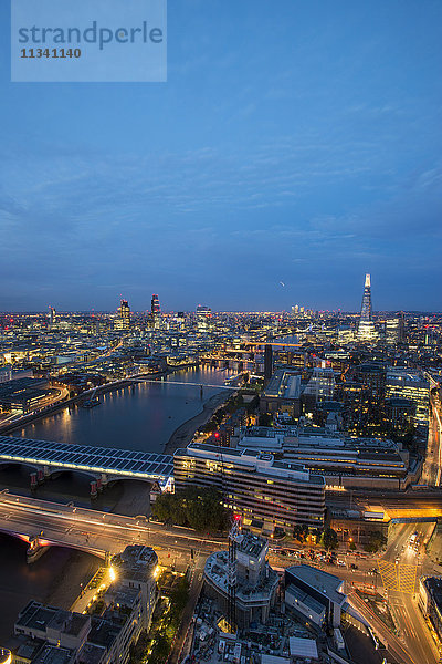 Nächtlicher Blick auf London und die Themse von der Spitze des Southbank Tower  London  England  Vereinigtes Königreich  Europa