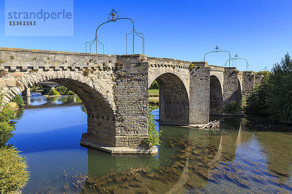 Die mittelalterliche Brücke Pont-Vieux aus dem 14. Jahrhundert  über den Fluss Aude  Ville Basse  Carcassonne  Languedoc-Roussillon  Frankreich  Europa