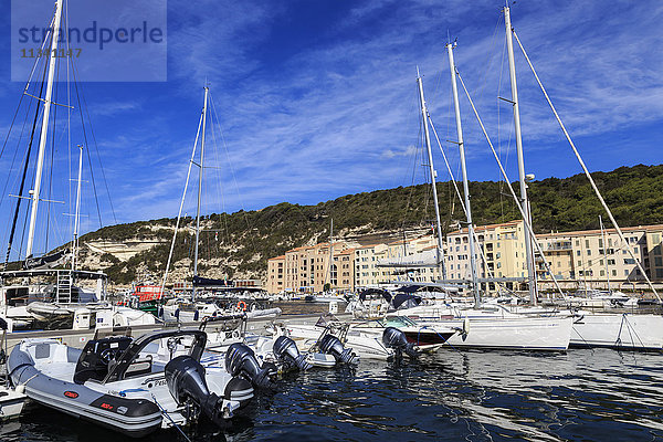 Yachten im Yachthafen  Bonifacio  Korsika  Frankreich  Mittelmeer  Europa
