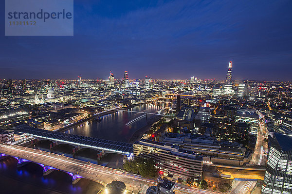 Nächtlicher Blick auf London und die Themse von der Spitze des Southbank Tower mit The Shard  St. Paul's Cathedral und Tate Modern  London  England  Vereinigtes Königreich  Europa
