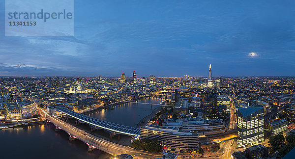 Nächtlicher Panoramablick auf London und die Themse von der Spitze des Southbank Tower mit The Shard und St. Paul's Cathedral  London  England  Vereinigtes Königreich  Europa