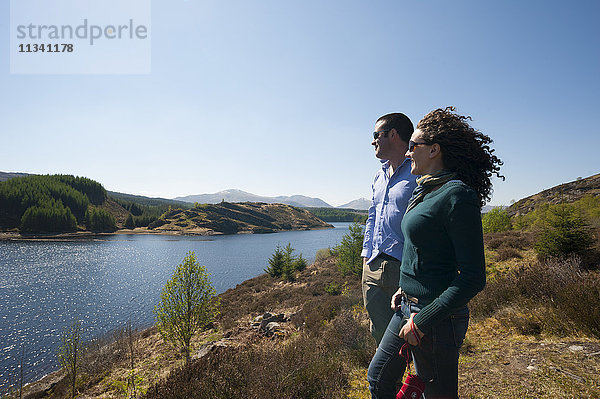 Touristen blicken über Loch Laggan  Aberdeenshire  Schottland  Vereinigtes Königreich  Europa