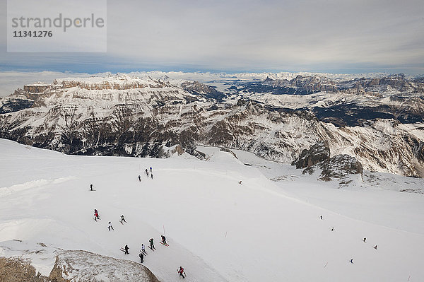 Skifahrer fahren vom Gipfel der Marmolada in den Dolomiten ab  Italien  Europa