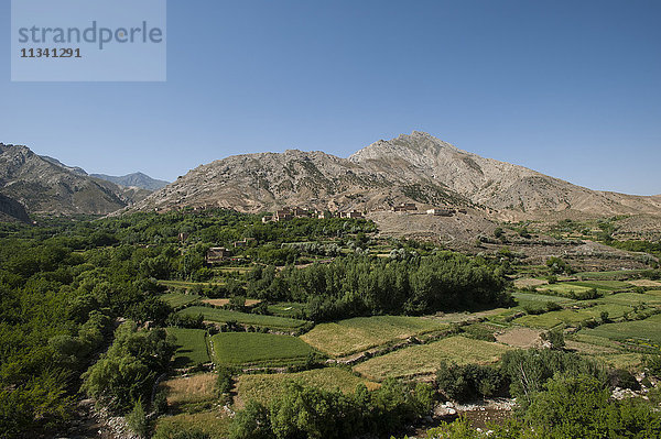 Ein Dorf und Terrassenfelder mit Weizen und Kartoffeln im Panjshir-Tal in Afghanistan  Asien