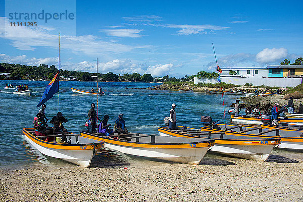 Bananenboote transportieren Einheimische von Buka nach Bougainville  Papua-Neuguinea  Pazifik