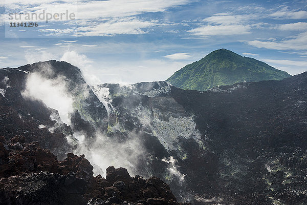 Rauchender Vulkan Tavurvur  Rabaul  Ost-Neubritannien  Papua-Neuguinea  Pazifik