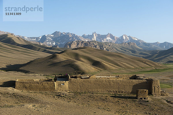 Das Koh-e Baba-Gebirge bildet eine beeindruckende Kulisse in der Provinz Bamiyan  Afghanistan  Asien