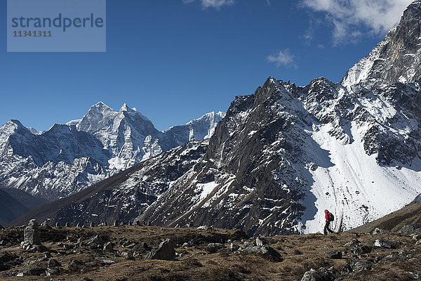 Ein Trekker in der Everest-Region auf dem Weg zum Everest-Basislager  hier bei einem Spaziergang vor dem Cholatse  Khumbu-Region  Nepal  Himalaya  Asien
