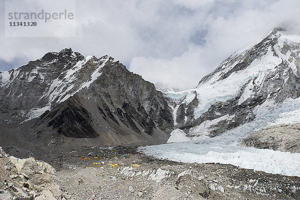 Das Everest-Basislager auf 5350 m  hier als verstreute Zelte in der Ferne auf der Rückseite des Khumbu-Gletschers  Khumbu-Region  Nepal  Himalaya  Asien
