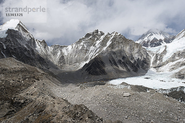 Das Everest-Basislager auf 5350 m  hier als verstreute Zelte in der Ferne auf der Rückseite des Khumbu-Gletschers  Khumbu-Region  Nepal  Himalaya  Asien