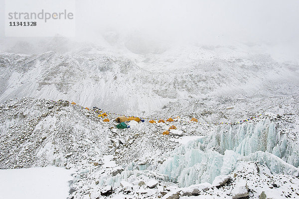 Das Everest-Basislager am Ende des Khumbu-Gletschers liegt auf 5350 m  Khumbu-Region  Nepal  Himalaya  Asien