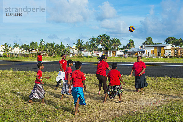 Ano  eine traditionelle lokale Form des Volleyballs  Funafuti  Tuvalu  Südpazifik