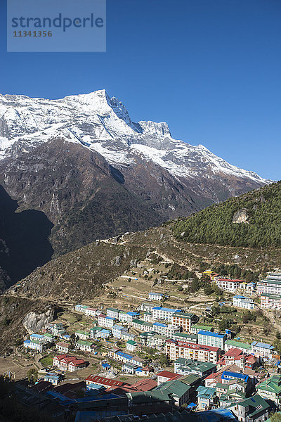 Namche Bazaar ist die letzte Stadt auf dem Weg zum Everest-Basislager  hier mit dem Kongde-Gipfel  Region Khumbu (Everest)  Nepal  Himalaya  Asien